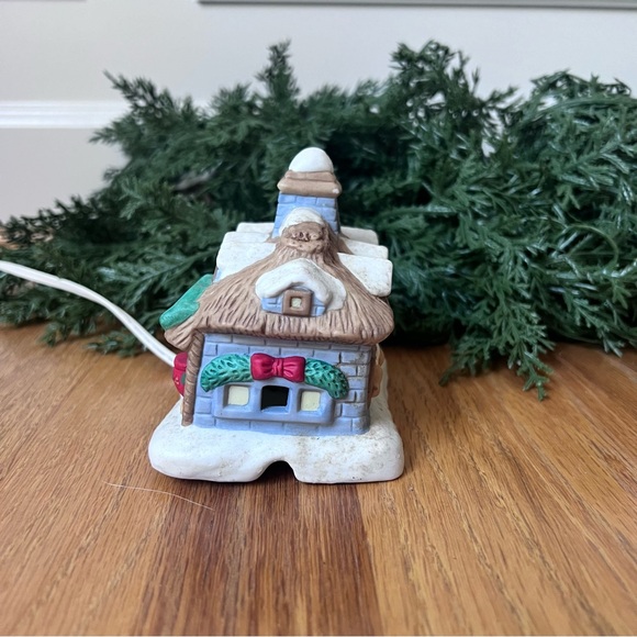 ✨ Vintage 1994 Avon “Reindeer Lodge” Light-Up Christmas Village House ✨ - Picture 3 of 6